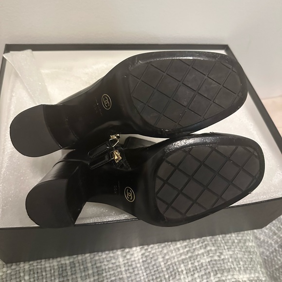 Chanel crinkle calfskin heeled booties in black - Picture 6 of 8